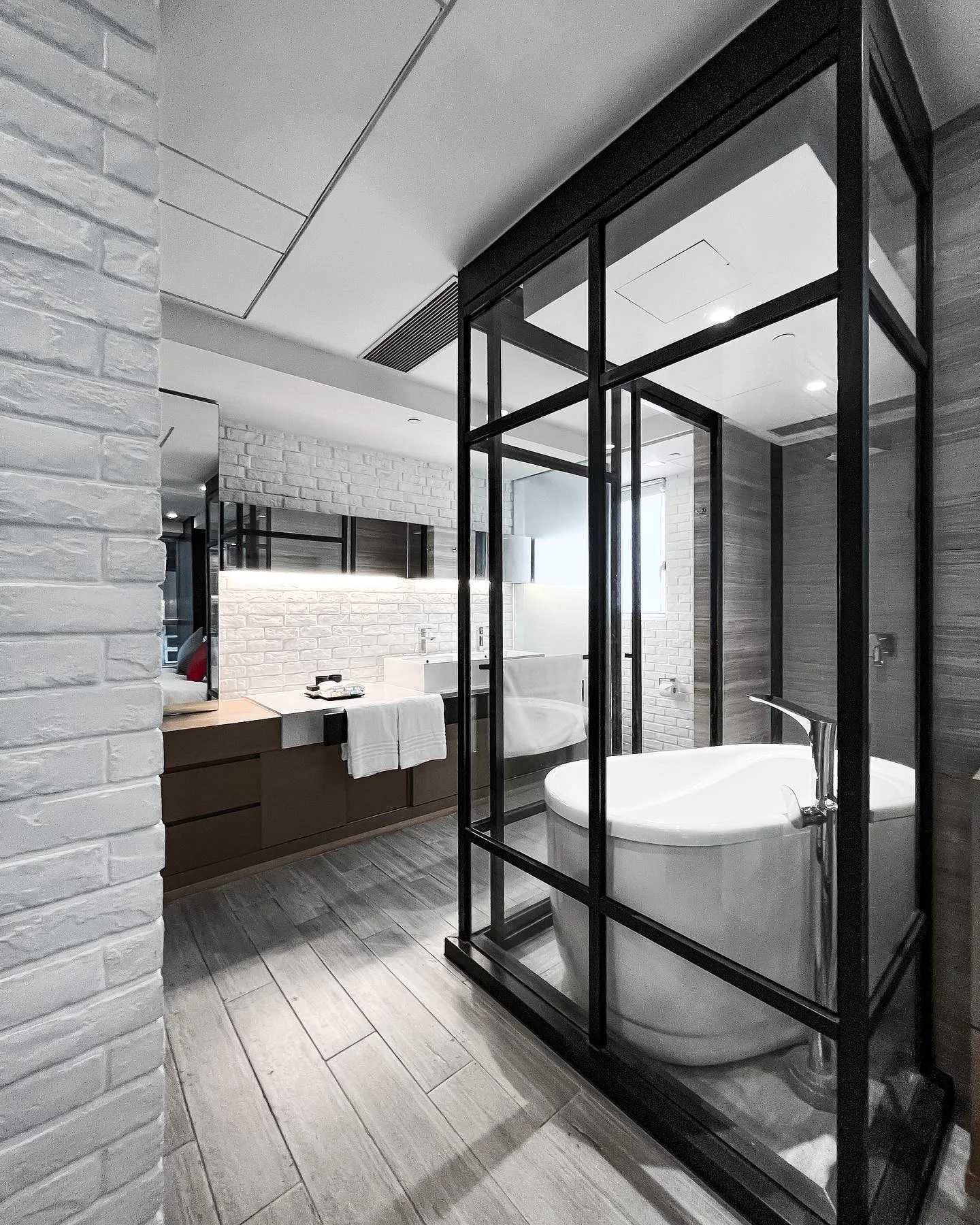 Hong kong-Yin Serviced Apartment Hotel in Central, Hong Kong, open design with a large sense of space