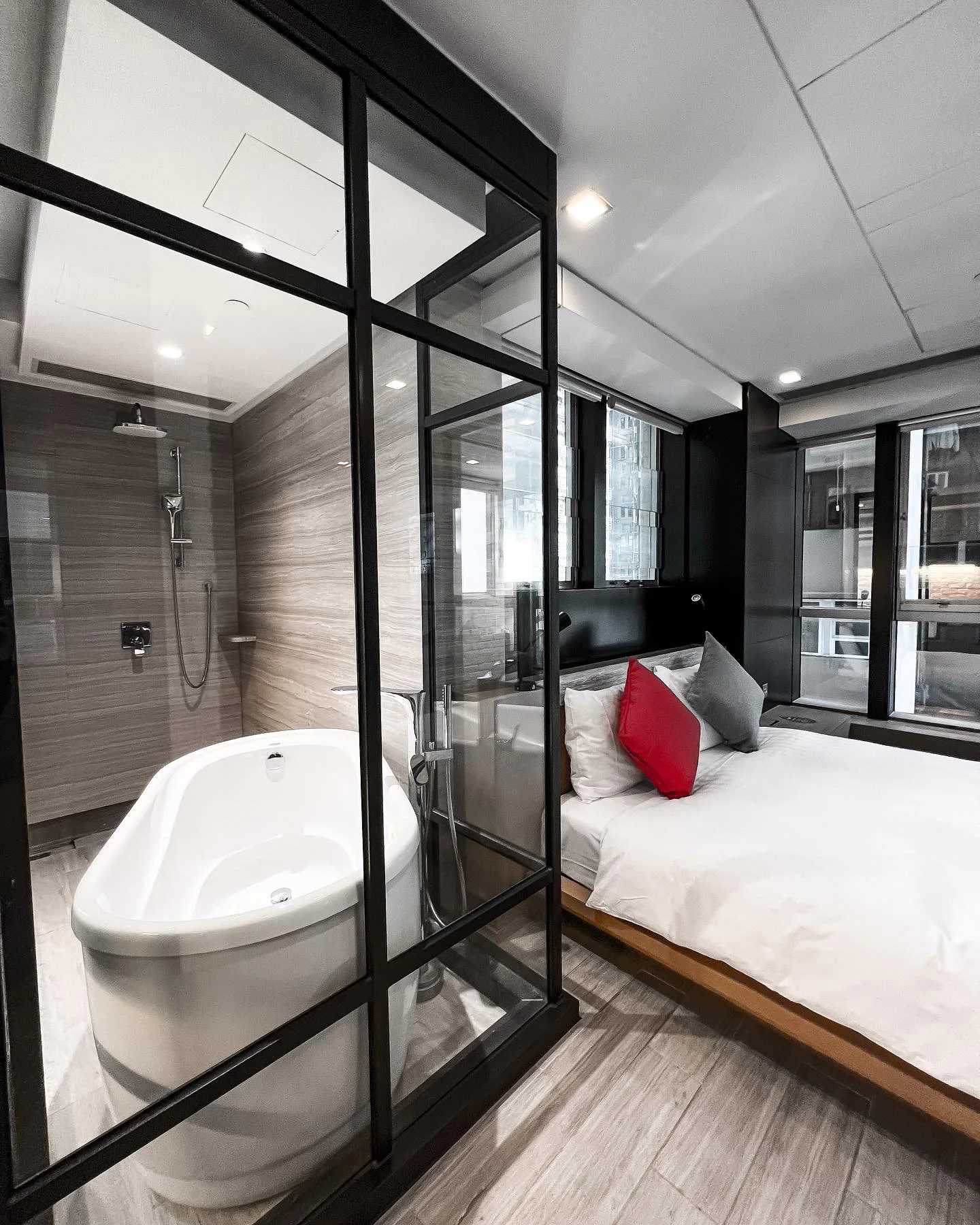 Hong kong-Yin Serviced Apartment Hotel in Central, Hong Kong, open design with a large sense of space
