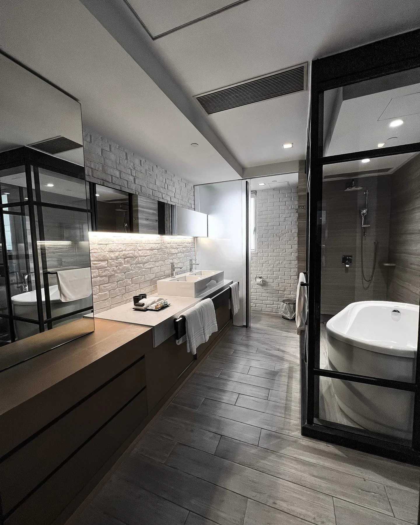 Hong kong-Yin Serviced Apartment Hotel in Central, Hong Kong, open design with a large sense of space