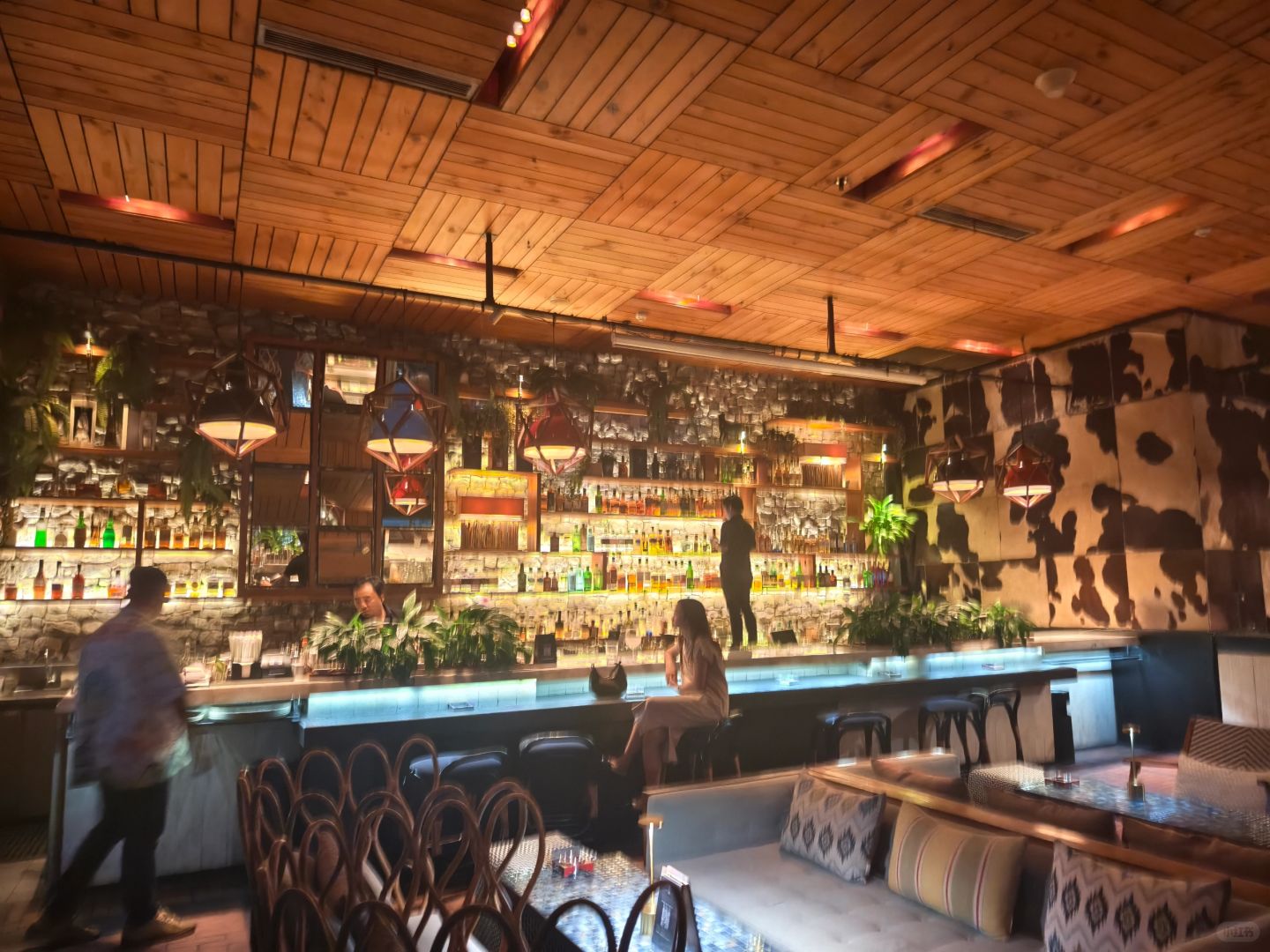 Jakarta-Drink and dance at Phoenix and Skype bars in Jakarta. Indonesia's nightlife is also colorful