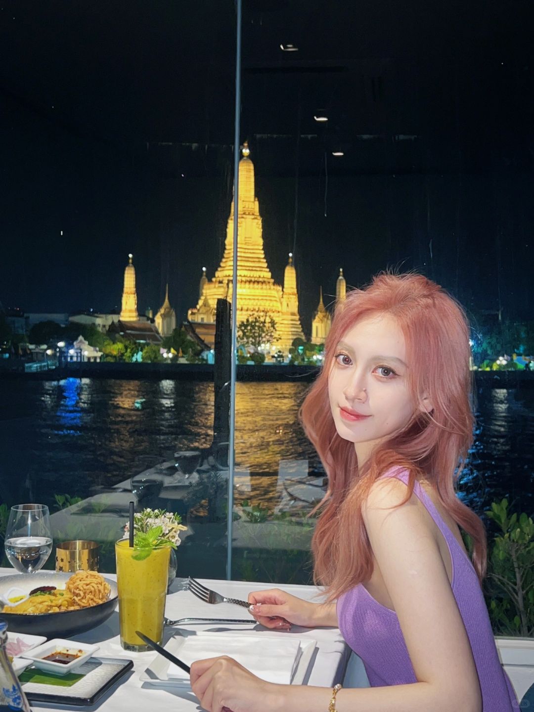 Bangkok-A girl’s guide to Bangkok: Order a cup of coffee at L7 CAFÉ and you can pet a lion