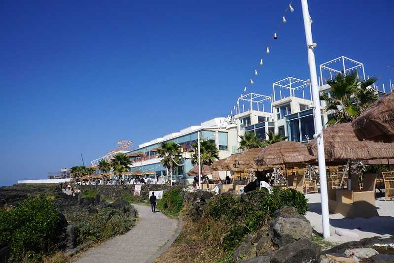 Busan/Jeju-Jeju Island Aewol Seaview Cafe 해지개. First row by the sea, beach, parasol, great holiday atmosphere