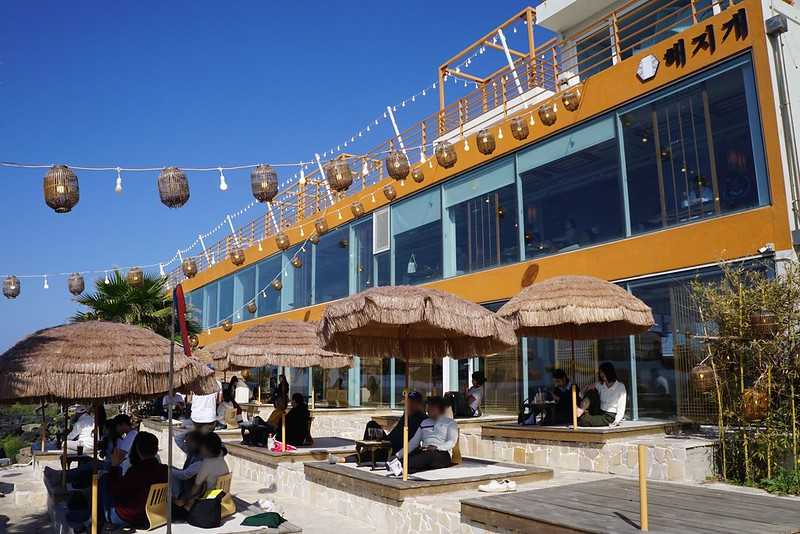 Busan/Jeju-Jeju Island Aewol Seaview Cafe 해지개. First row by the sea, beach, parasol, great holiday atmosphere
