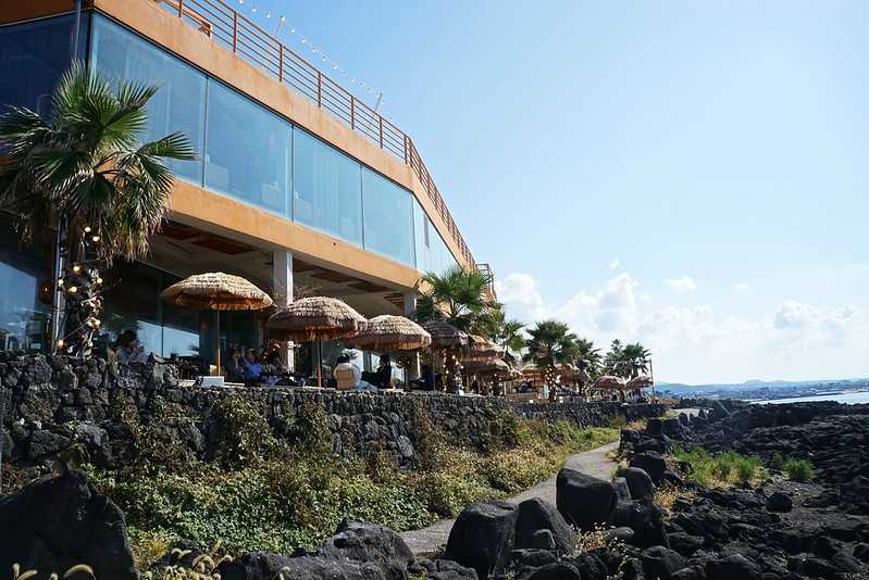 Busan/Jeju-Jeju Island Aewol Seaview Cafe 해지개. First row by the sea, beach, parasol, great holiday atmosphere
