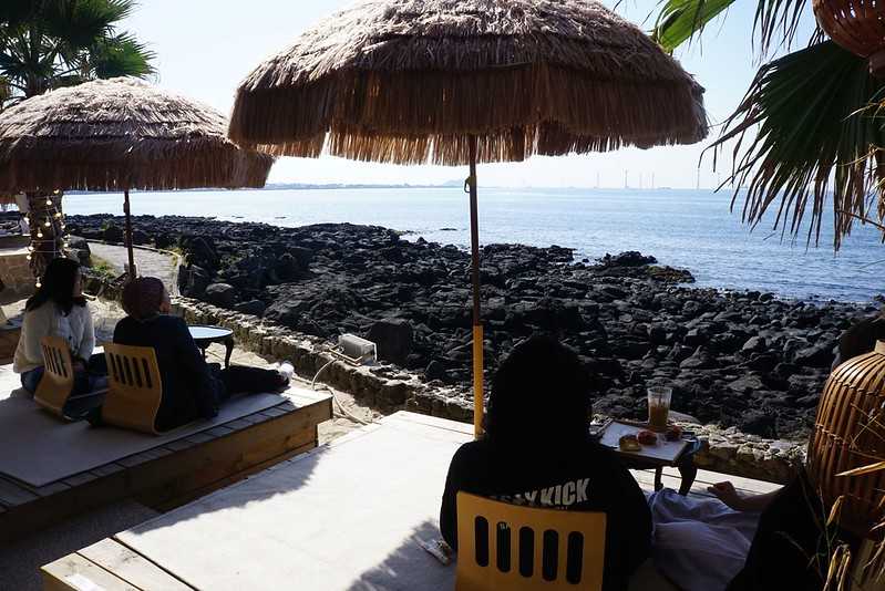 Busan/Jeju-Jeju Island Aewol Seaview Cafe 해지개. First row by the sea, beach, parasol, great holiday atmosphere