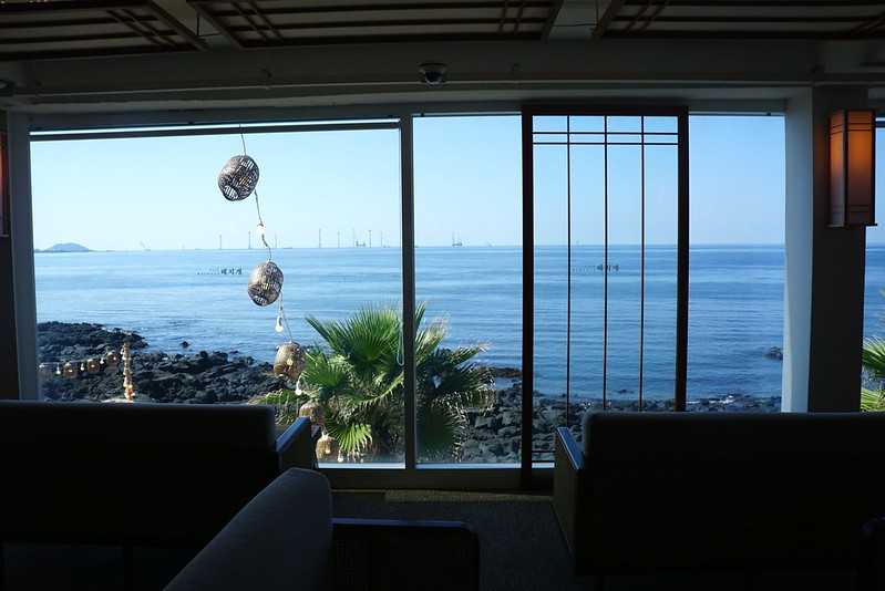 Busan/Jeju-Jeju Island Aewol Seaview Cafe 해지개. First row by the sea, beach, parasol, great holiday atmosphere