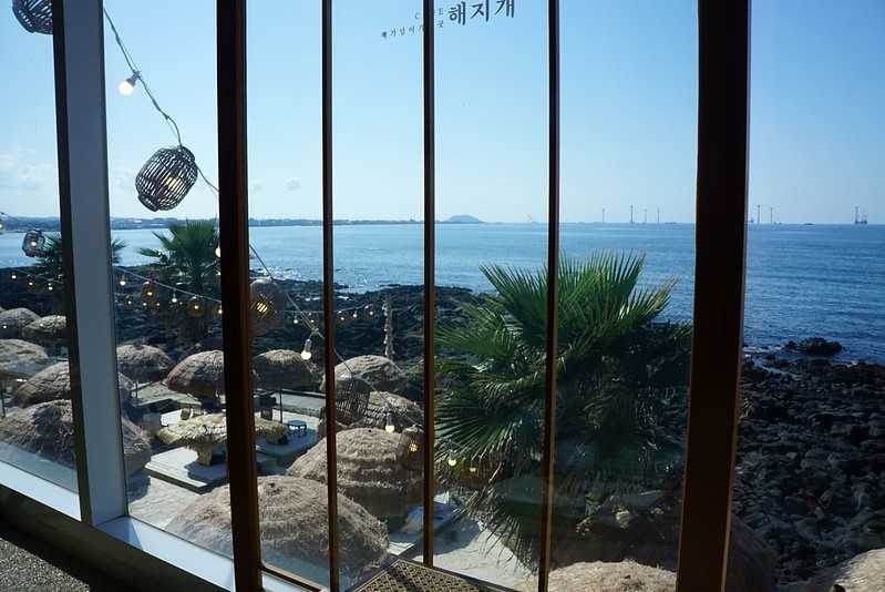 Busan/Jeju-Jeju Island Aewol Seaview Cafe 해지개. First row by the sea, beach, parasol, great holiday atmosphere