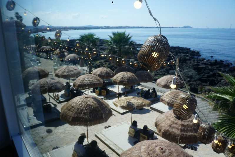 Busan/Jeju-Jeju Island Aewol Seaview Cafe 해지개. First row by the sea, beach, parasol, great holiday atmosphere