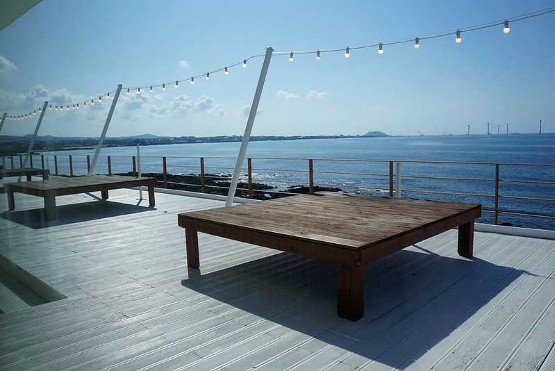 Busan/Jeju-Jeju Island Aewol Seaview Cafe 해지개. First row by the sea, beach, parasol, great holiday atmosphere