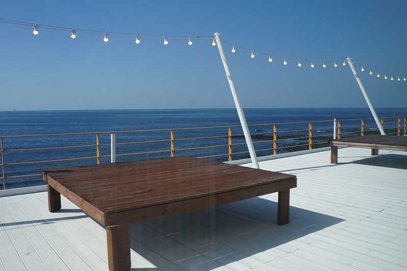 Busan/Jeju-Jeju Island Aewol Seaview Cafe 해지개. First row by the sea, beach, parasol, great holiday atmosphere