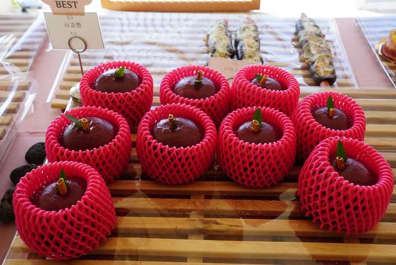 Busan/Jeju-Jeju Island Aewol Seaview Cafe 해지개. First row by the sea, beach, parasol, great holiday atmosphere