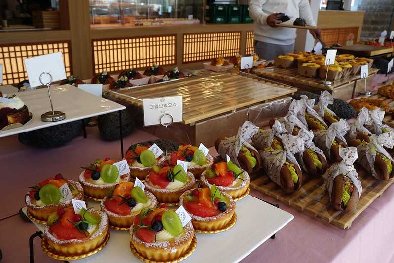 Busan/Jeju-Jeju Island Aewol Seaview Cafe 해지개. First row by the sea, beach, parasol, great holiday atmosphere