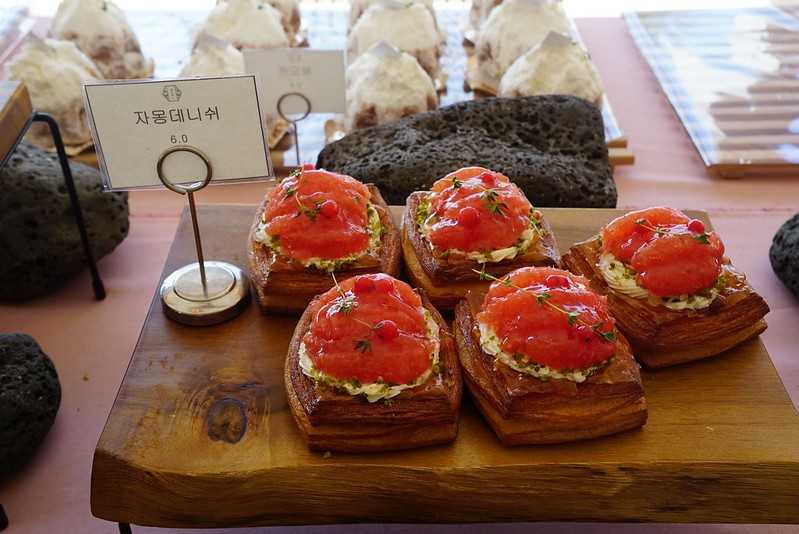 Busan/Jeju-Jeju Island Aewol Seaview Cafe 해지개. First row by the sea, beach, parasol, great holiday atmosphere