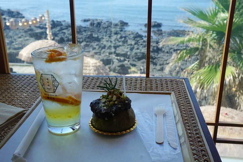 Busan/Jeju-Jeju Island Aewol Seaview Cafe 해지개. First row by the sea, beach, parasol, great holiday atmosphere