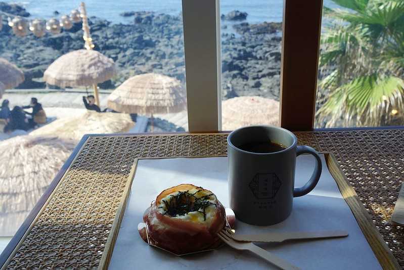 Busan/Jeju-Jeju Island Aewol Seaview Cafe 해지개. First row by the sea, beach, parasol, great holiday atmosphere