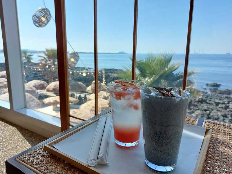 Busan/Jeju-Jeju Island Aewol Seaview Cafe 해지개. First row by the sea, beach, parasol, great holiday atmosphere