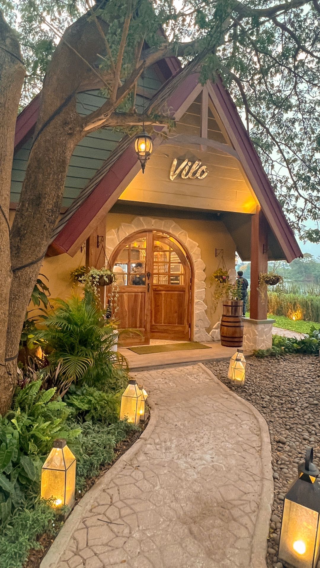 Jakarta-Vilo Lakeside, an ice cream shop by the lake in West Jakarta, enjoy the scenery and dinner