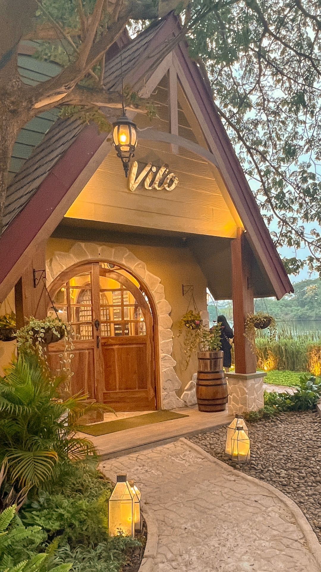 Jakarta-Vilo Lakeside, an ice cream shop by the lake in West Jakarta, enjoy the scenery and dinner