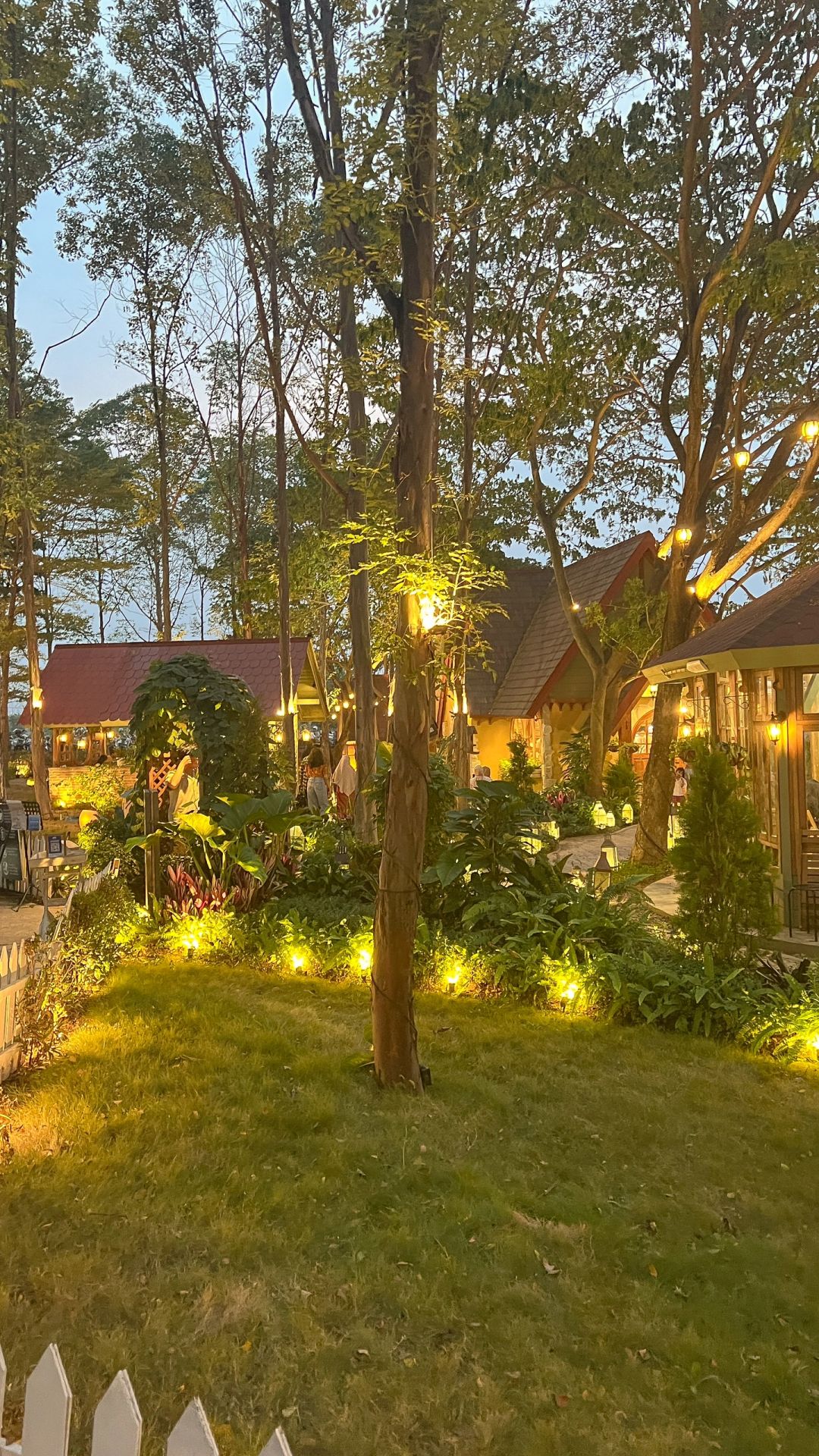 Jakarta-Vilo Lakeside, an ice cream shop by the lake in West Jakarta, enjoy the scenery and dinner