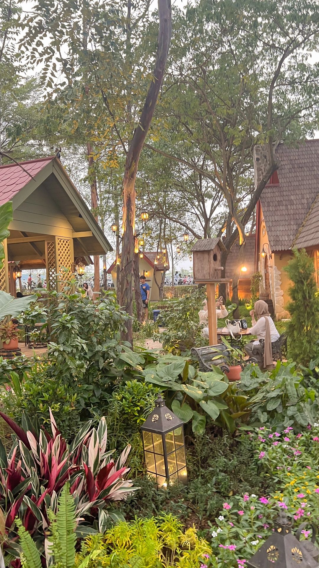 Jakarta-Vilo Lakeside, an ice cream shop by the lake in West Jakarta, enjoy the scenery and dinner