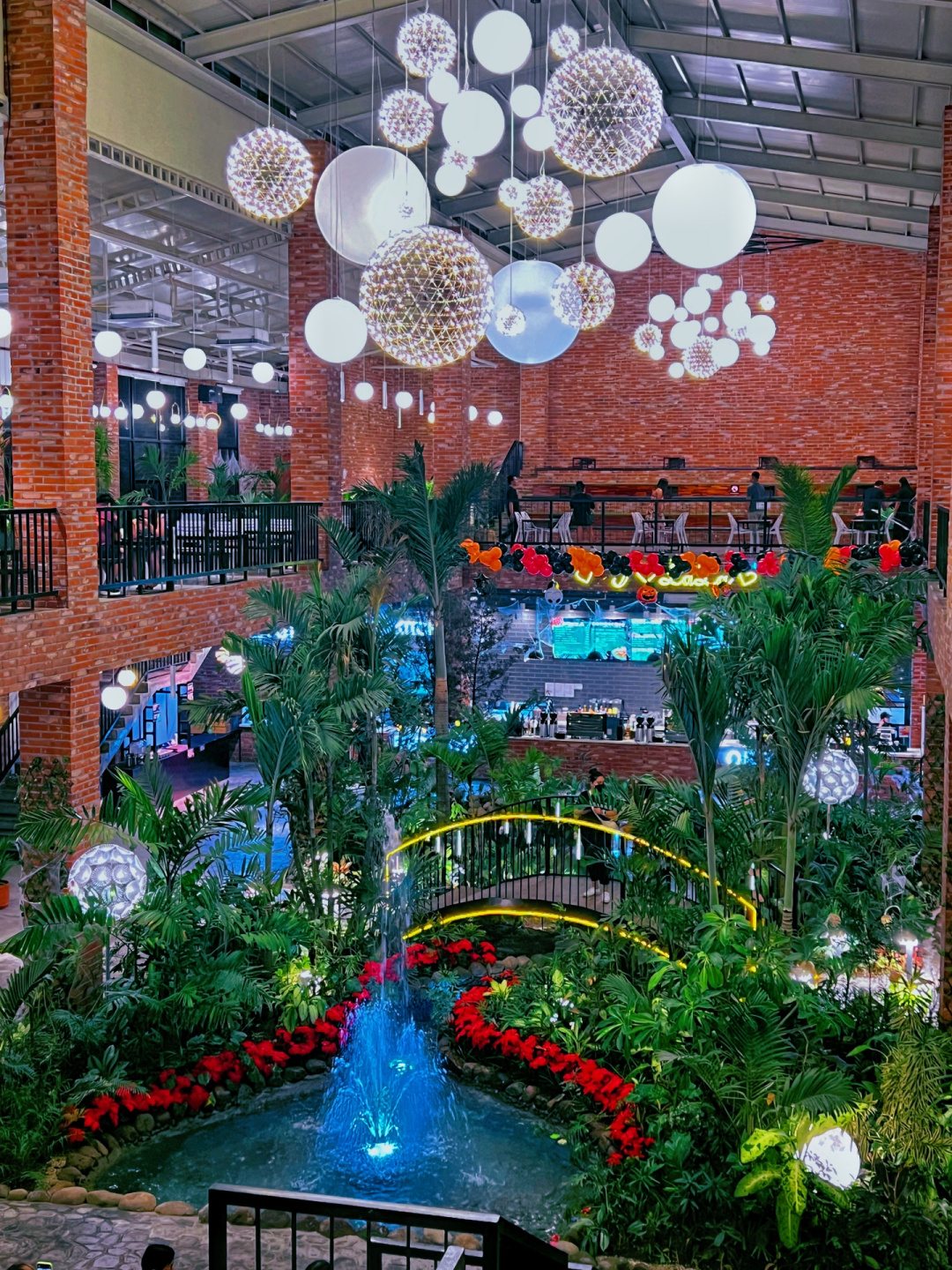 Clark/Angel City-LALA Garden, a cafe in Angeles. The atmosphere of the fountain and the illuminated arch bridge