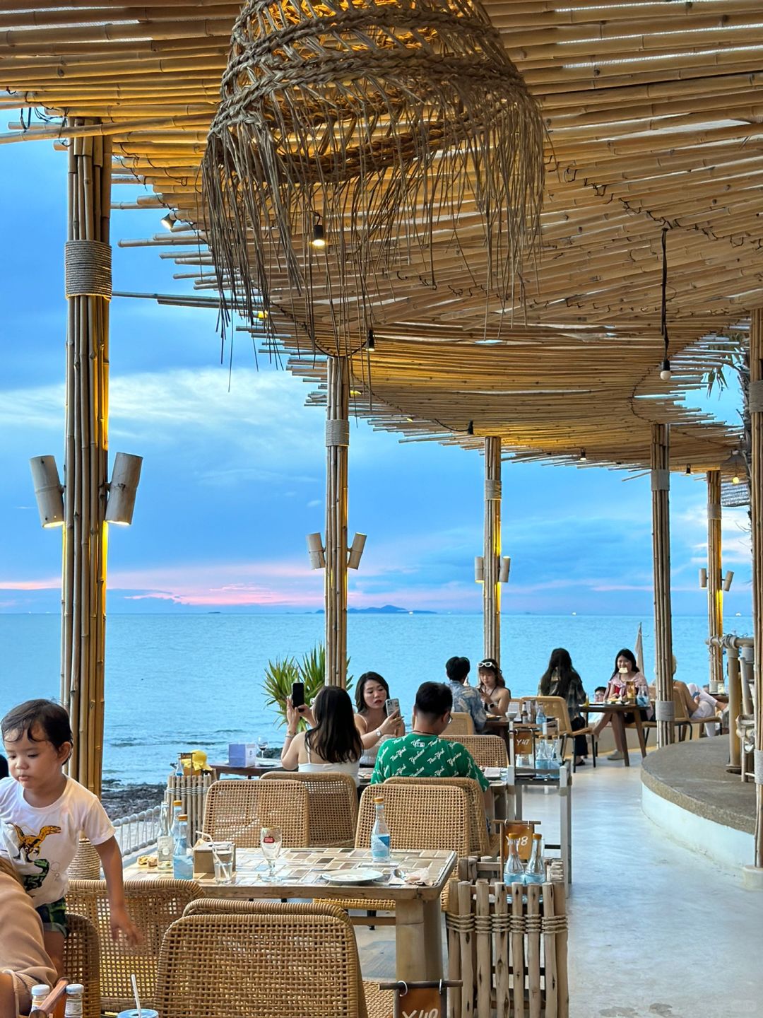 Pattaya-The Oxygen Beach Sunset Restaurant in Pattaya, the pink and purple sunset is so beautiful