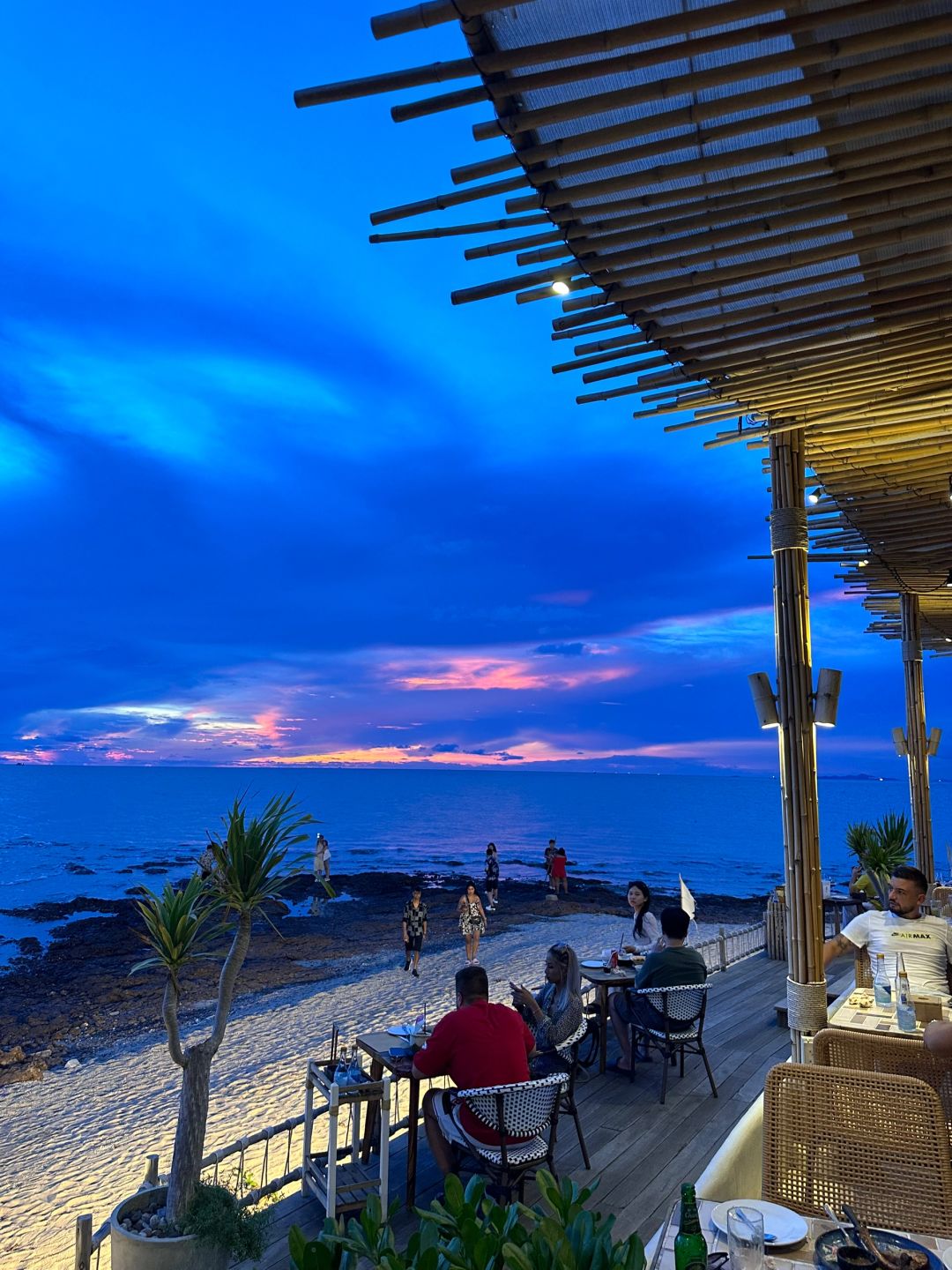 Pattaya-The Oxygen Beach Sunset Restaurant in Pattaya, the pink and purple sunset is so beautiful