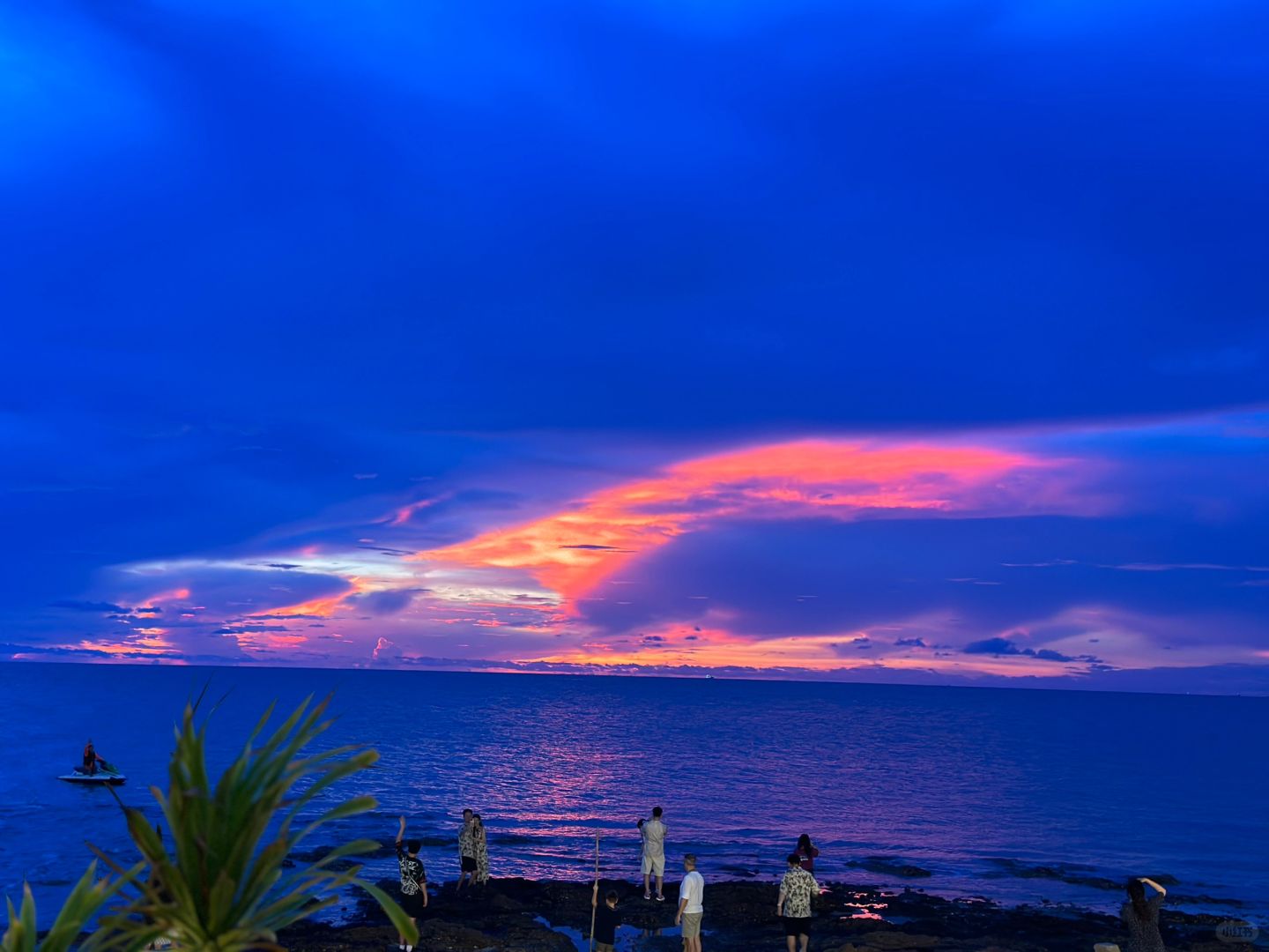 Pattaya-The Oxygen Beach Sunset Restaurant in Pattaya, the pink and purple sunset is so beautiful