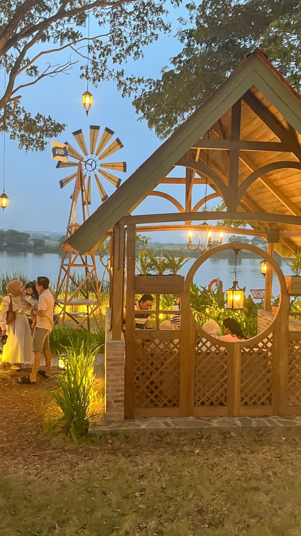 Jakarta-Vilo Lakeside, an ice cream shop by the lake in West Jakarta, enjoy the scenery and dinner