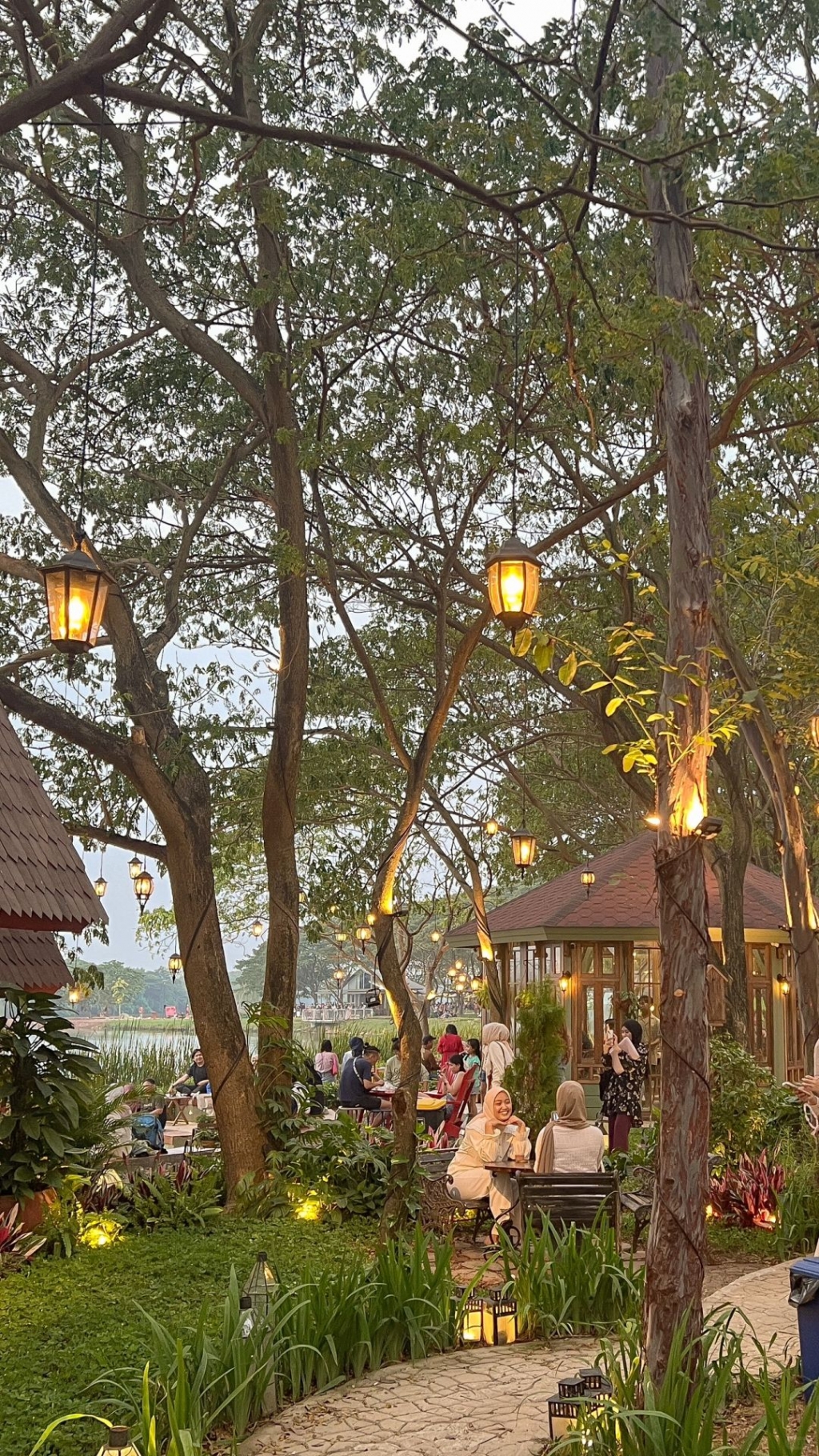 Jakarta-Vilo Lakeside, an ice cream shop by the lake in West Jakarta, enjoy the scenery and dinner