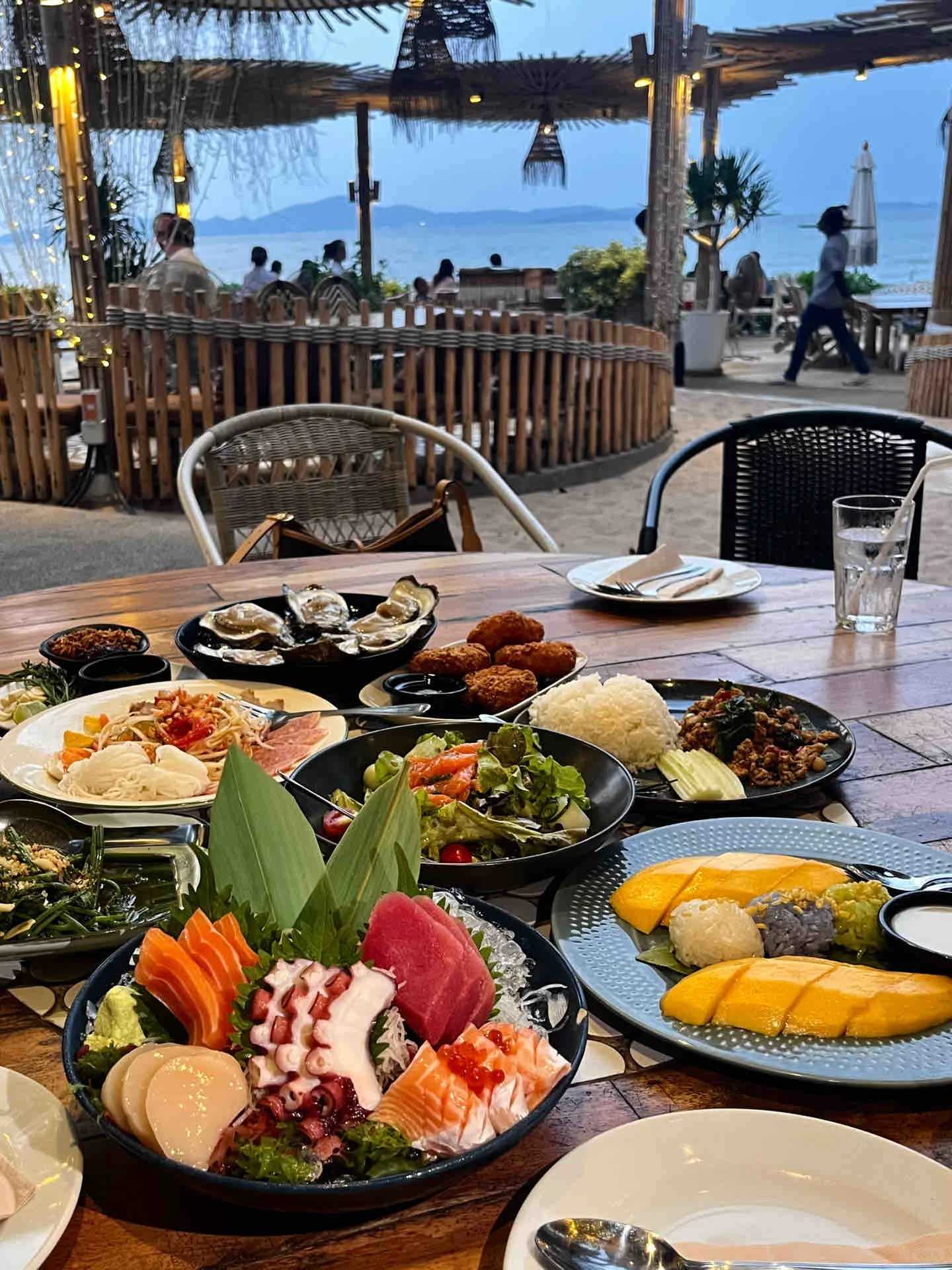 Pattaya-The Oxygen Beach Sunset Restaurant in Pattaya, the pink and purple sunset is so beautiful