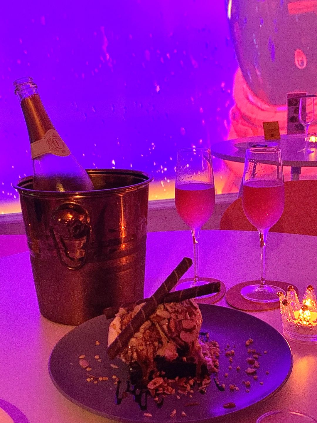 Seoul-Mode Lounge Bar in Gangnam, Seoul, ?waiters help strangers date boys and girls