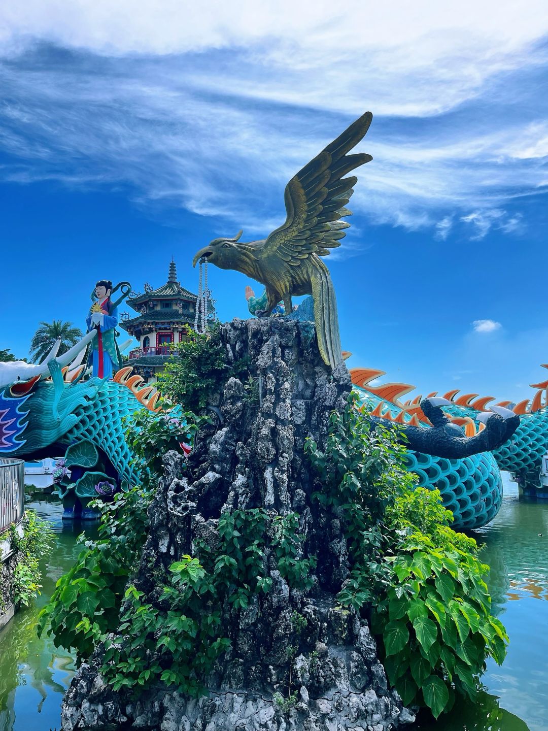 Taiwan-Kaohsiung Zuoying Lotus Pond Scenic Area, the legendary magical Chinese style