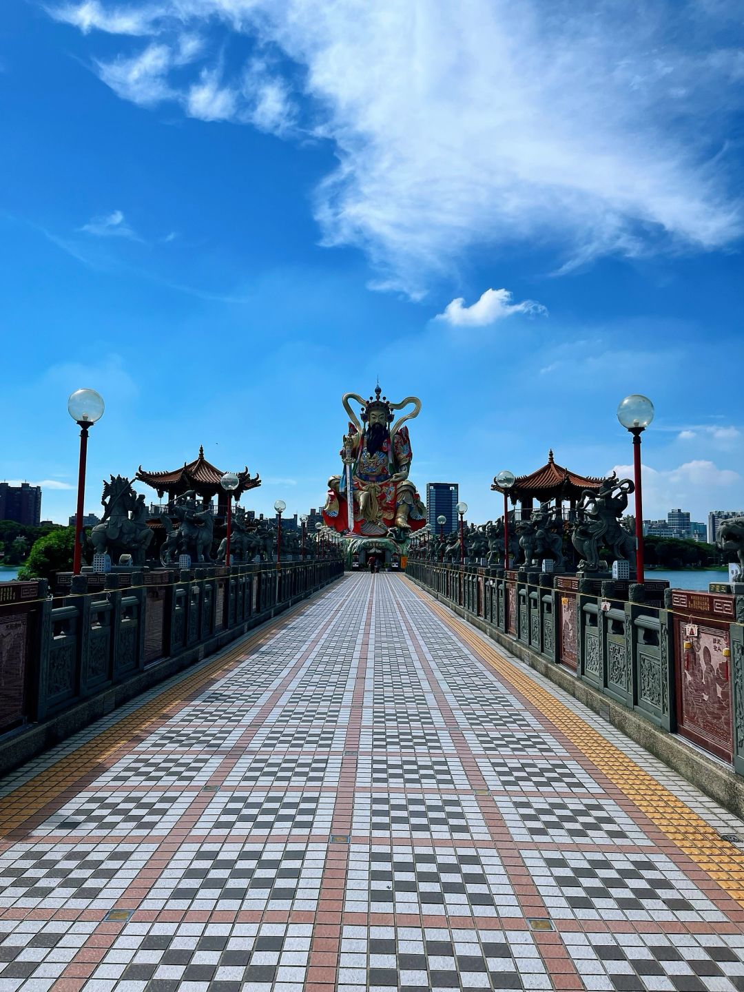 Taiwan-Kaohsiung Zuoying Lotus Pond Scenic Area, the legendary magical Chinese style