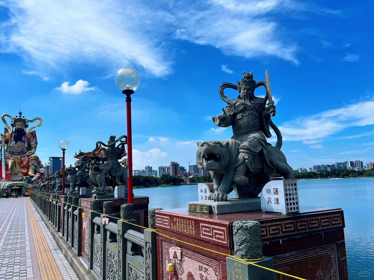 Taiwan-Kaohsiung Zuoying Lotus Pond Scenic Area, the legendary magical Chinese style