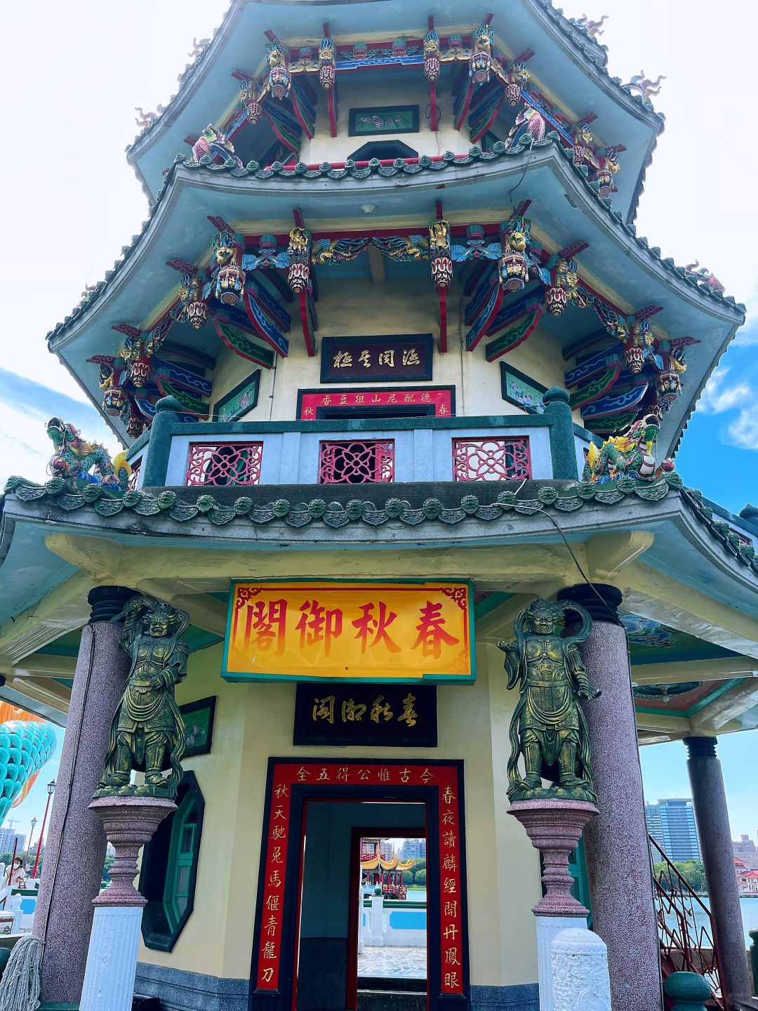 Taiwan-Kaohsiung Zuoying Lotus Pond Scenic Area, the legendary magical Chinese style
