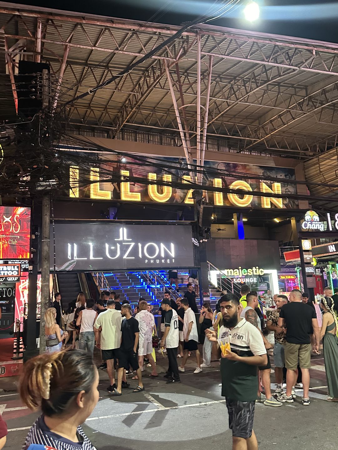 Phuket-JL Illuzion Bar in Phuket, where people with social phobia can drink and dance happily