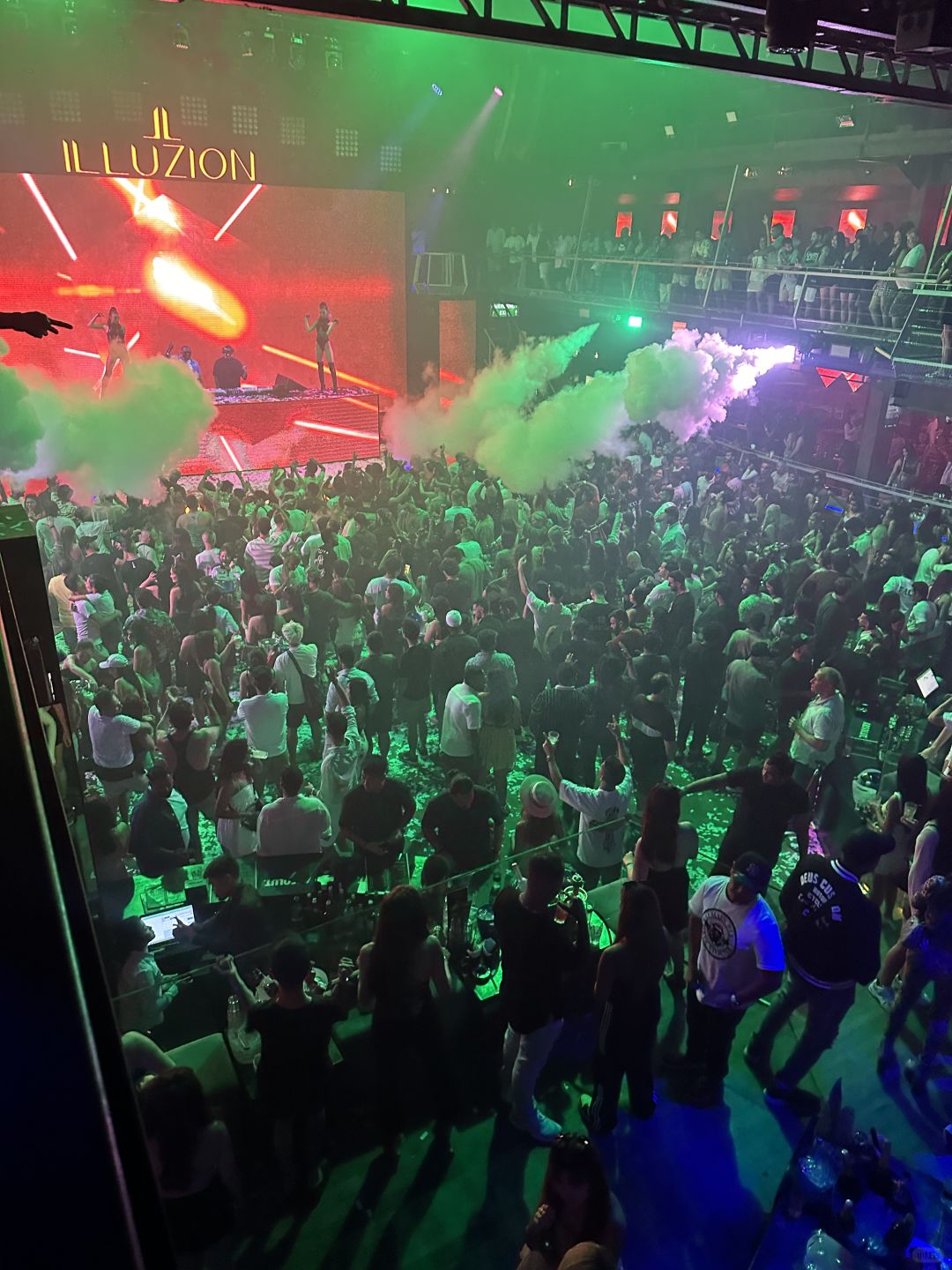 Phuket-JL Illuzion Bar in Phuket, where people with social phobia can drink and dance happily