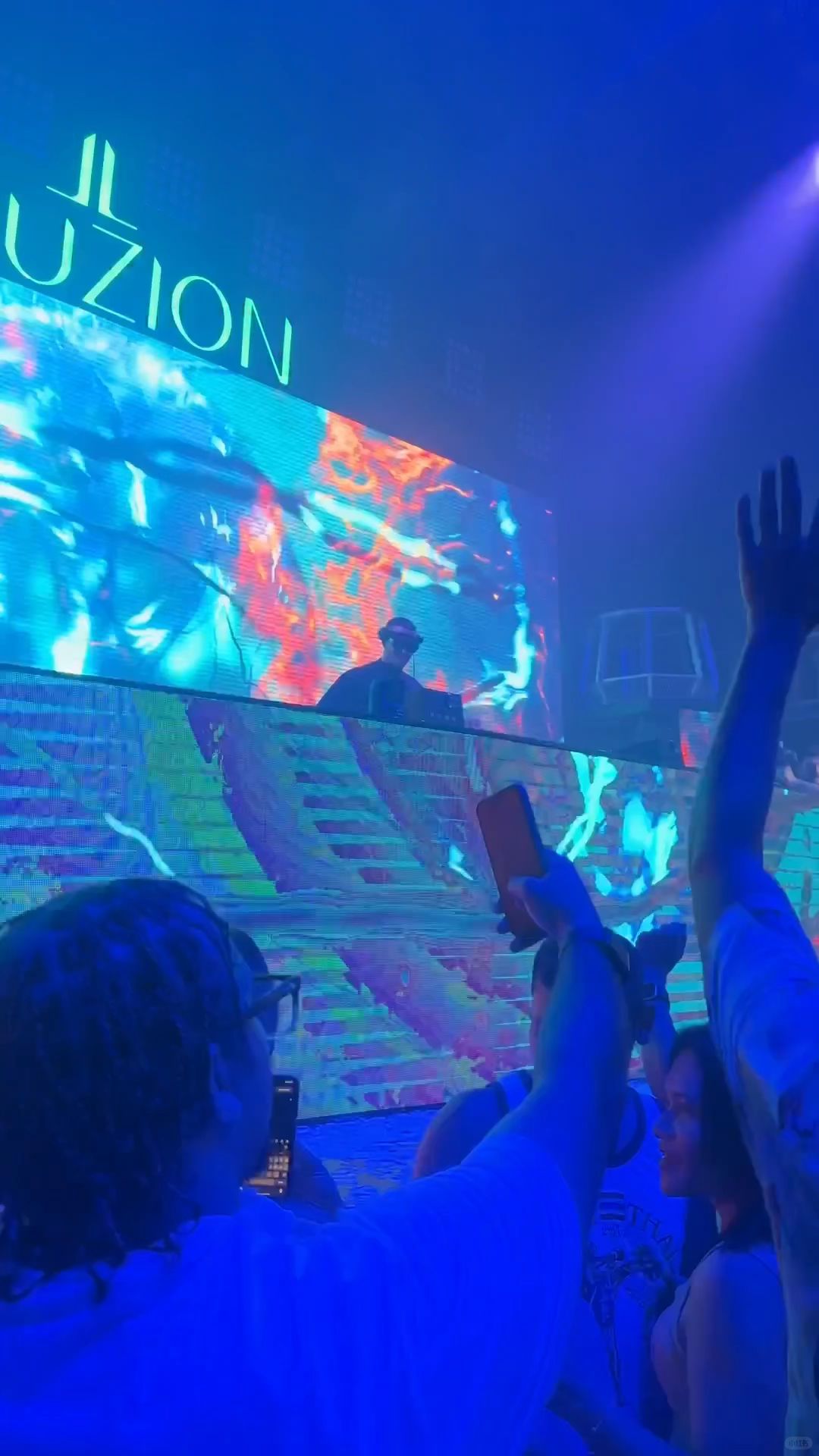 Phuket-JL Illuzion Bar in Phuket, where people with social phobia can drink and dance happily