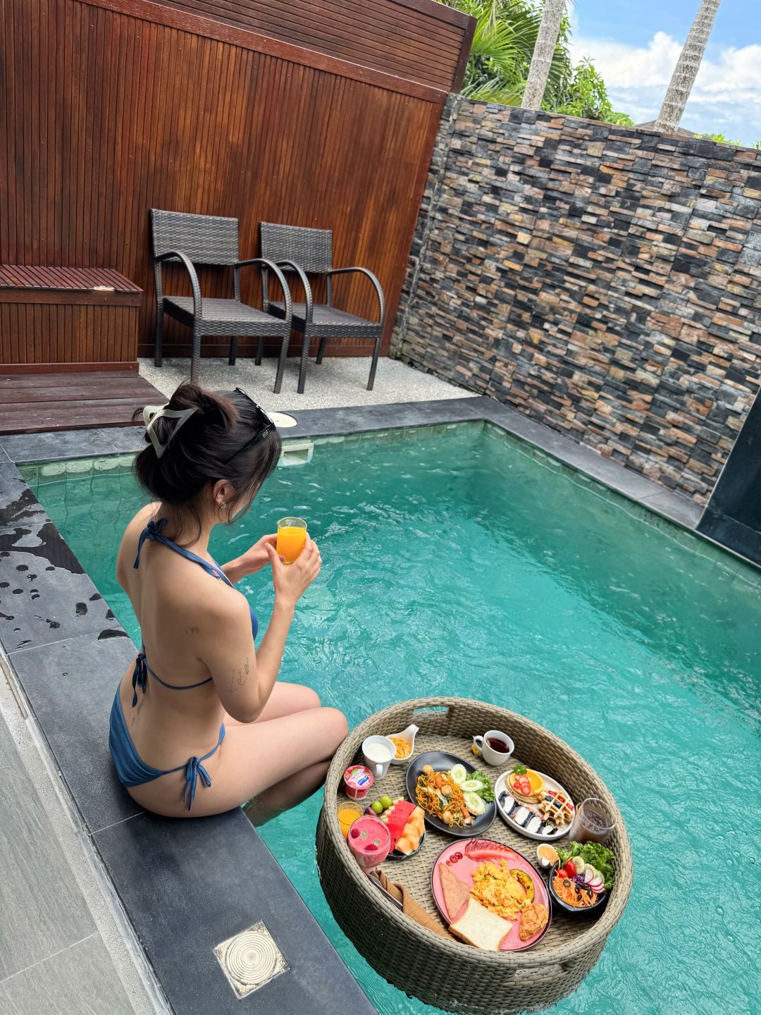 Krabi-De Malee Villa Hotel in Krabi, Thailand, the hotel car will be sent to Ao Nang Beach for free