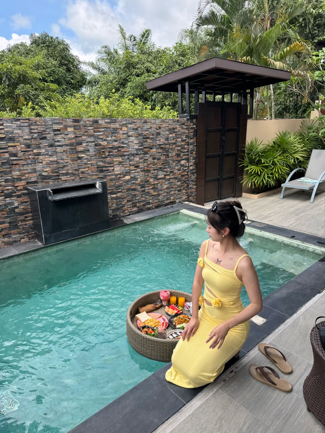 Krabi-De Malee Villa Hotel in Krabi, Thailand, the hotel car will be sent to Ao Nang Beach for free