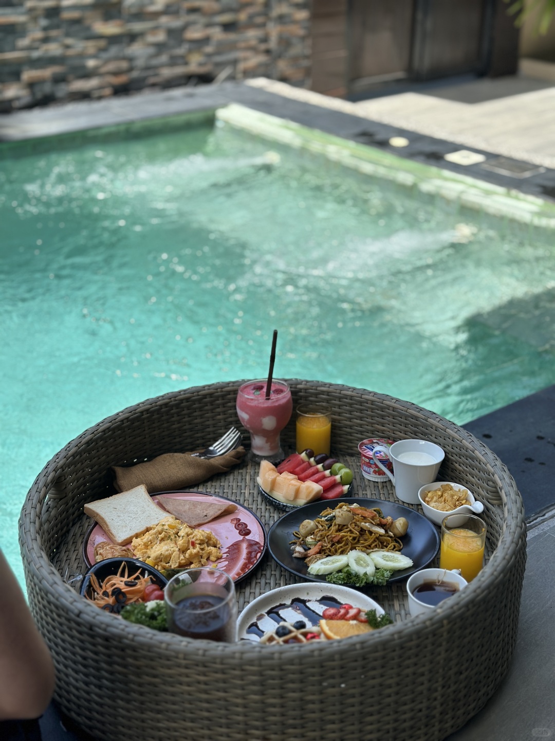 Krabi-De Malee Villa Hotel in Krabi, Thailand, the hotel car will be sent to Ao Nang Beach for free