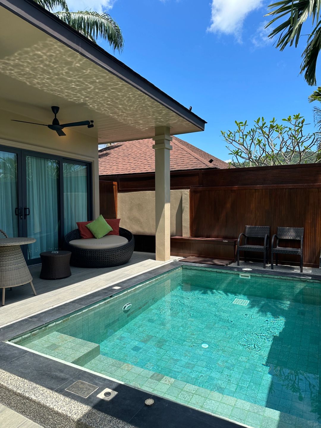 Krabi-De Malee Villa Hotel in Krabi, Thailand, the hotel car will be sent to Ao Nang Beach for free