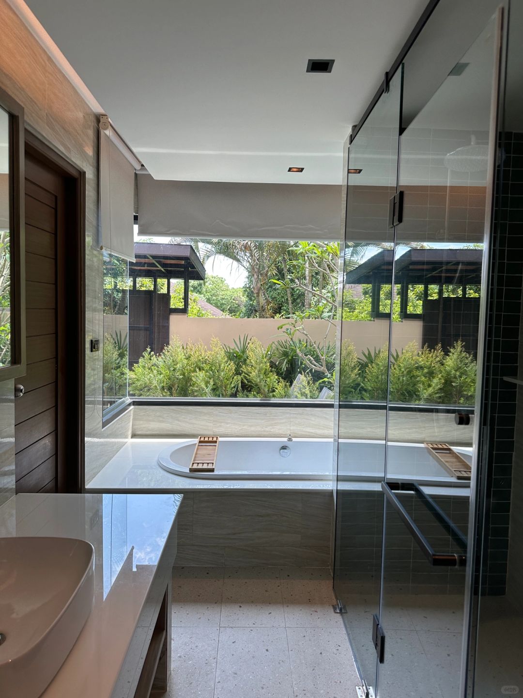 Krabi-De Malee Villa Hotel in Krabi, Thailand, the hotel car will be sent to Ao Nang Beach for free