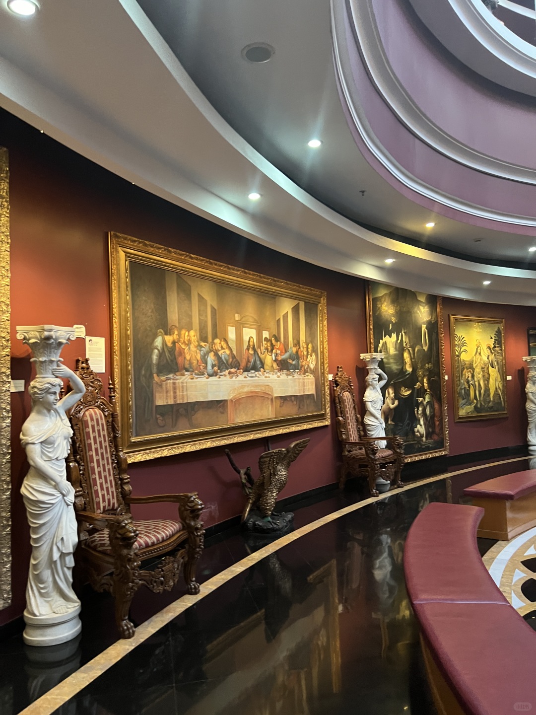 Jakarta-Galeria Sophilia in Jakarta combines well-known Western art works with collections from various dynasties in China