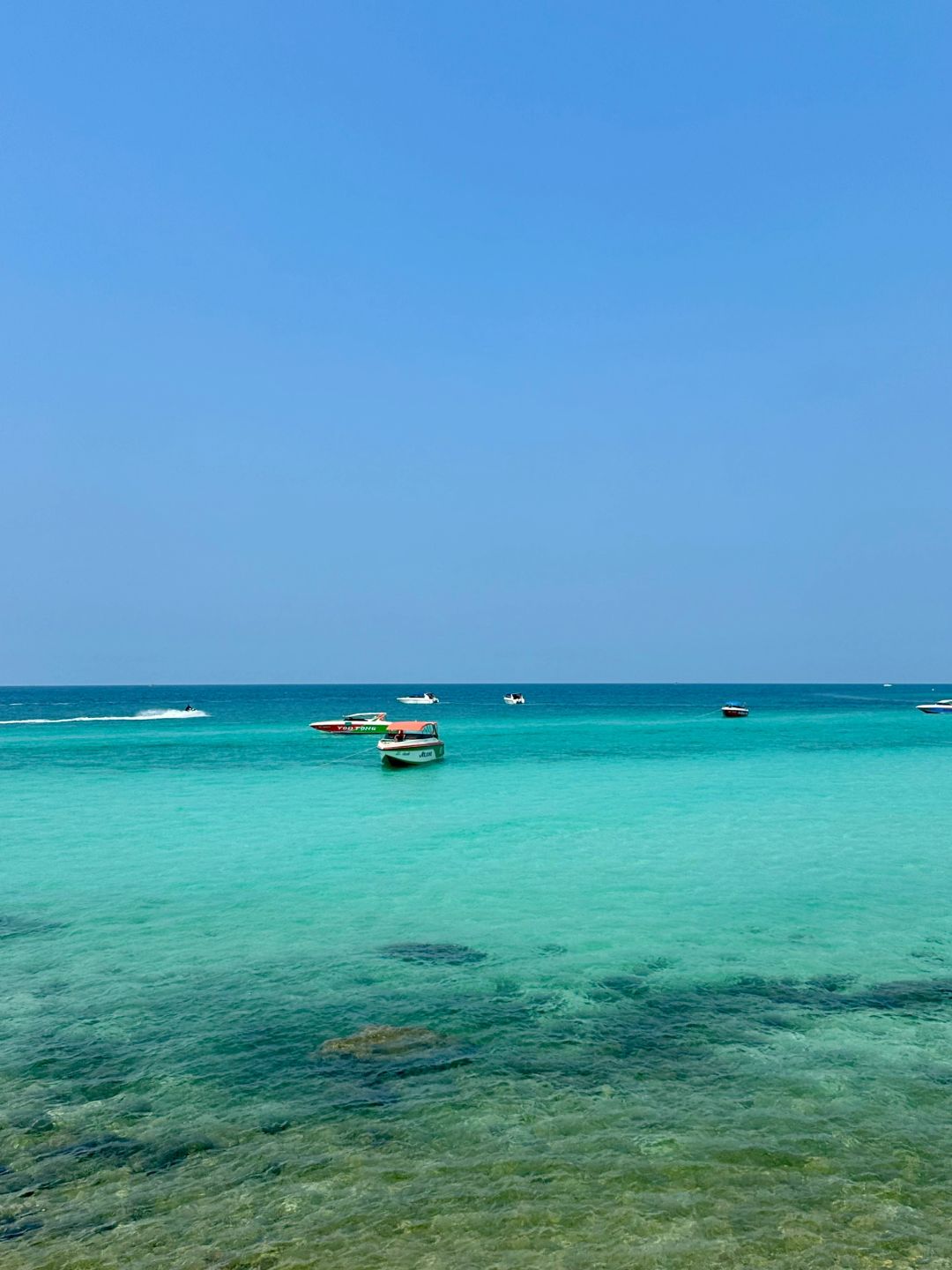 Pattaya-Pattaya Gran Island, speedboat paragliding and other recreational activities are available here