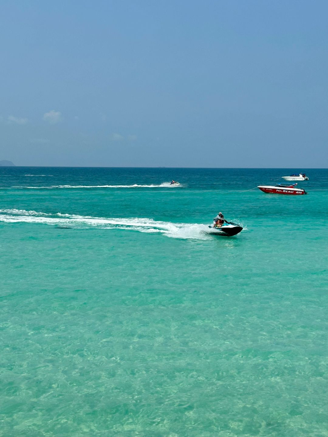 Pattaya-Pattaya Gran Island, speedboat paragliding and other recreational activities are available here