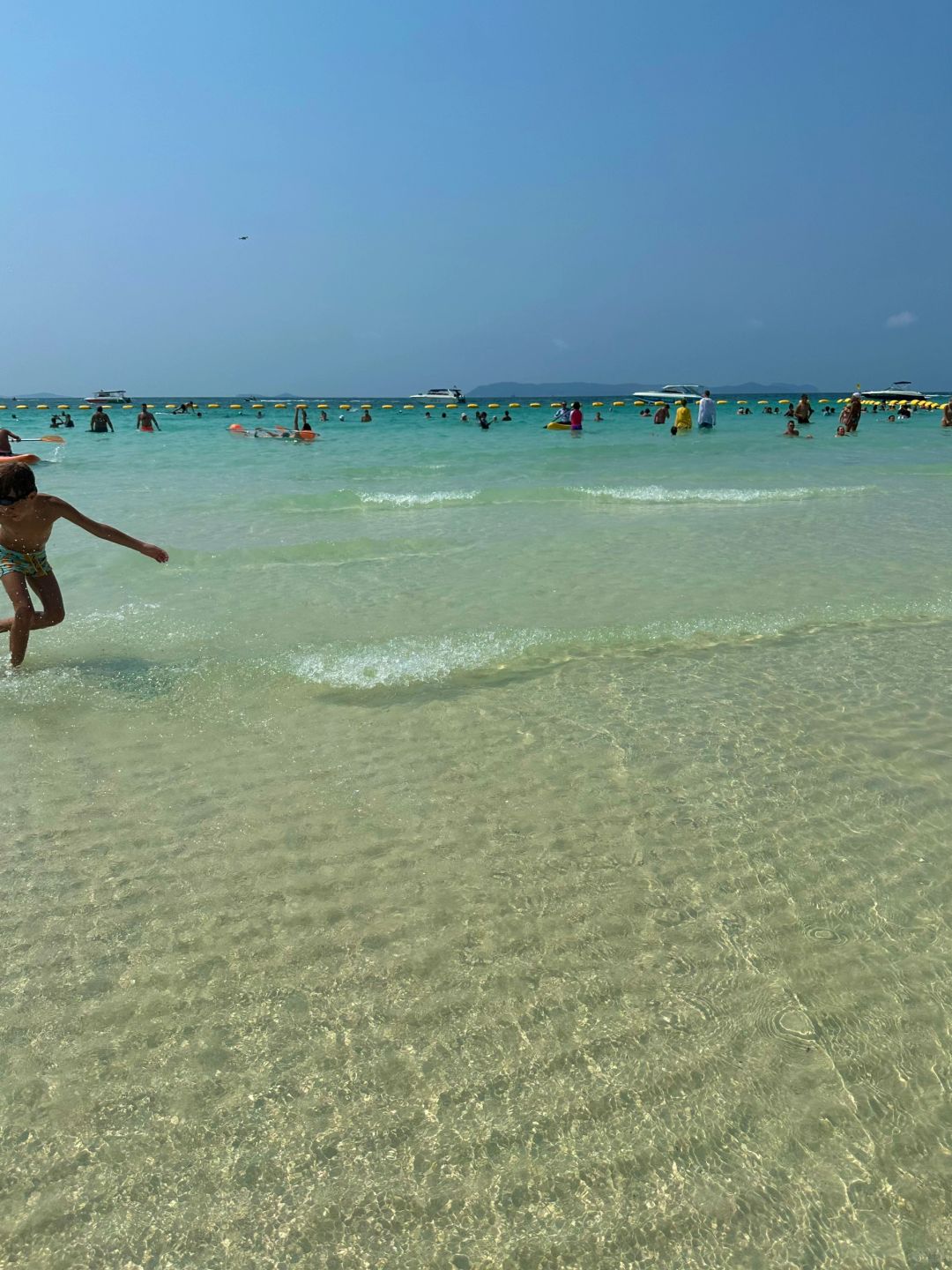 Pattaya-Pattaya Gran Island, speedboat paragliding and other recreational activities are available here
