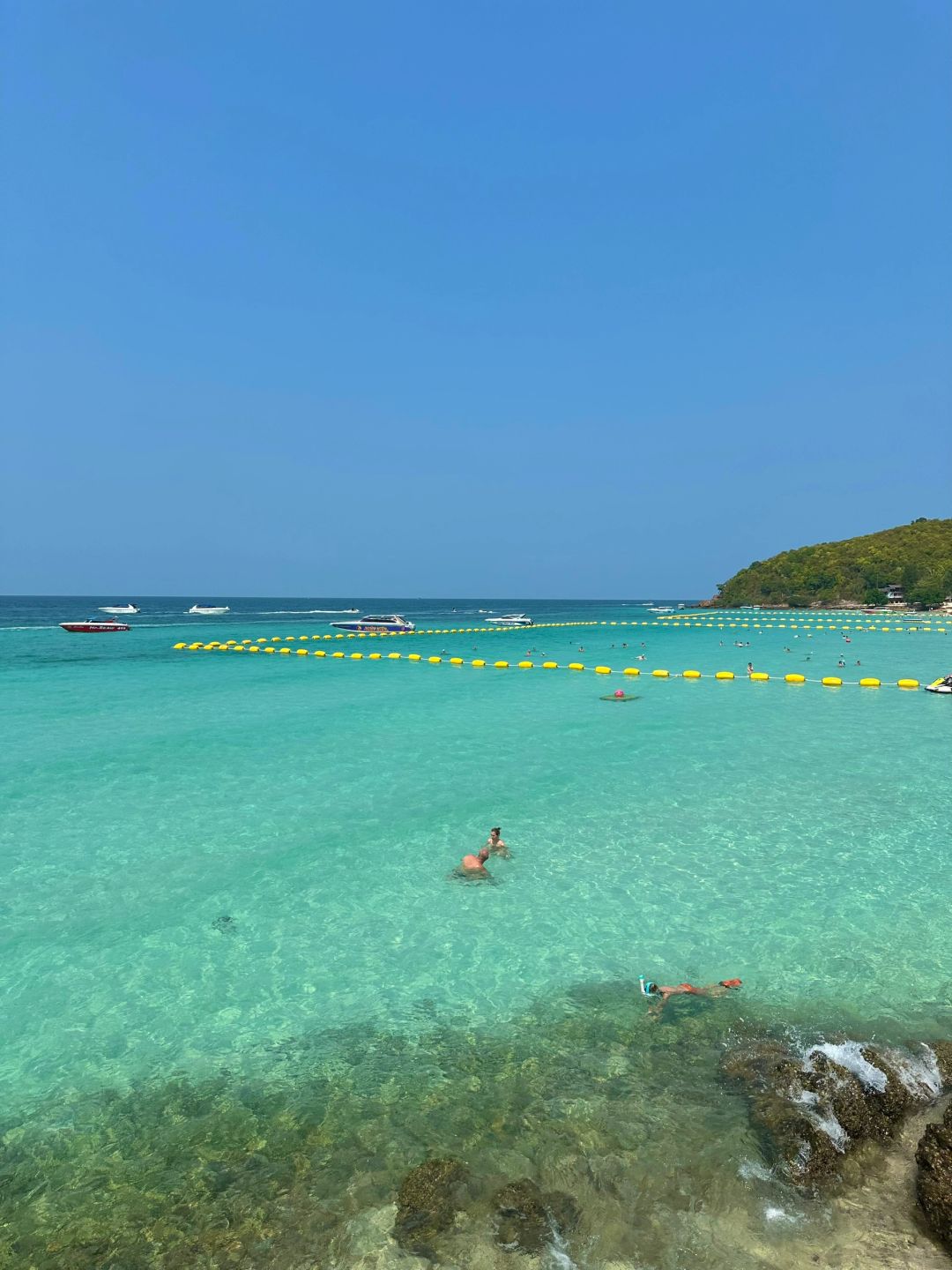 Pattaya-Pattaya Gran Island, speedboat paragliding and other recreational activities are available here
