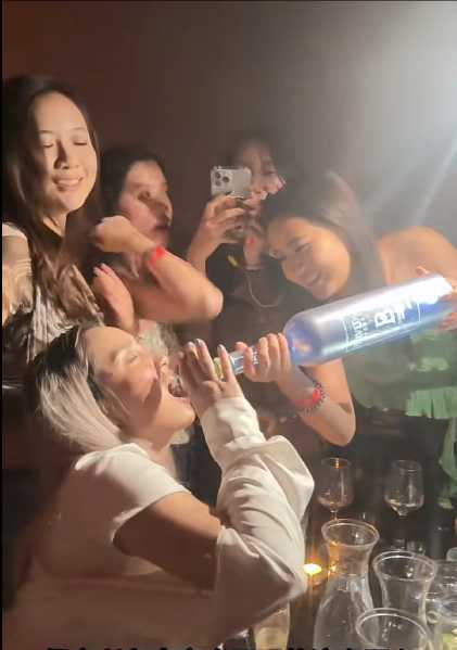 Hong kong-Dragon-i Bar is the club with the most hotties and the best atmosphere in Lan Kwai Fong